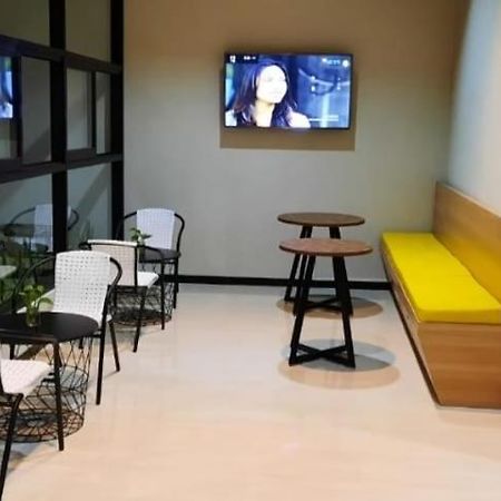 Phoenix Guest House Surabaya Buitenkant foto